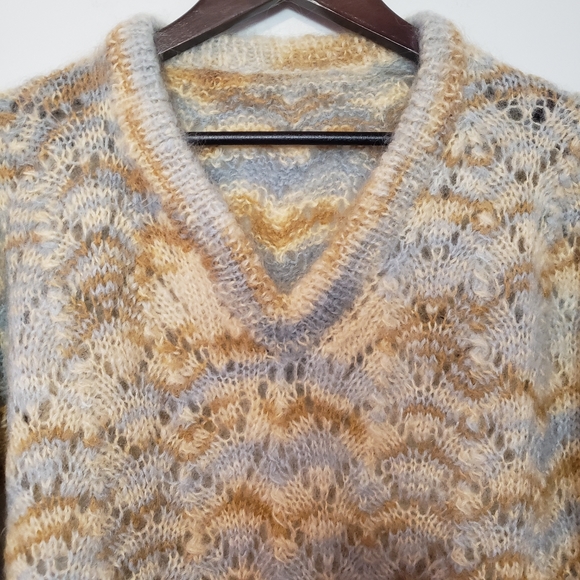 Handmade women's wool knit V-neck ballon sleeves sweater - Picture 4 of 12